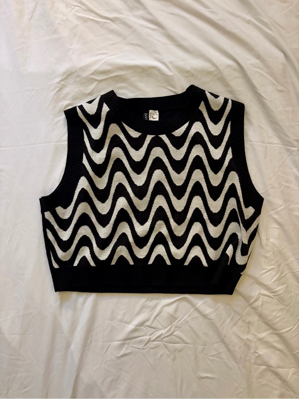 H&M Black & White Wave Knit Sleeveless Crop Top
